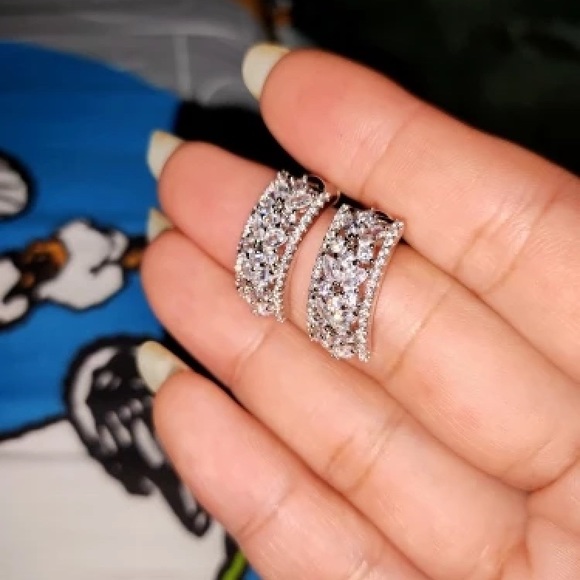 Silver diamond finish studs - Picture 5 of 11